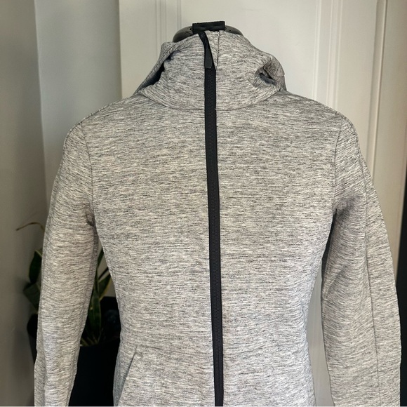 Lululemon • Going Places Hooded Jacket
Heathered Space Dyed Medium Grey size 2 - Picture 5 of 16